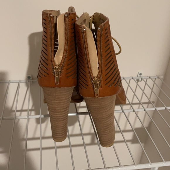 Brown lace up heels. - Picture 3 of 6